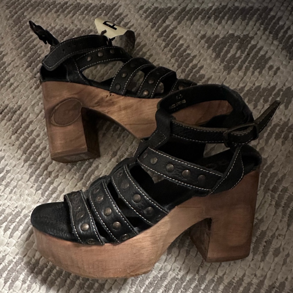 ROAN women’s chinky heel wedge sandal (6.5) never worn